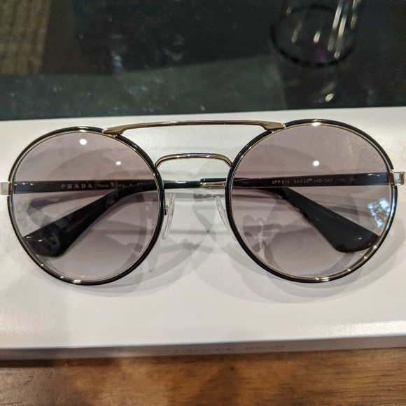 Prada - Picture 1 of 3